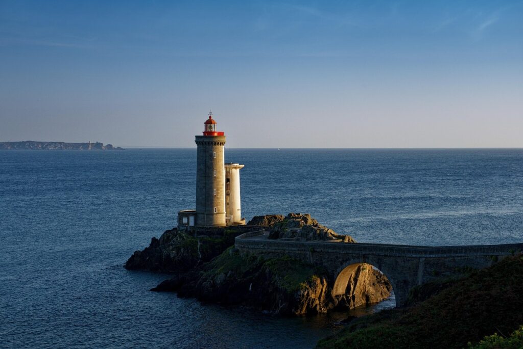 Phare du Petit Minou à Brest, symbole de l'ancrage breton d'Avel Finances et de son rôle de guide pour vos projets financiers.