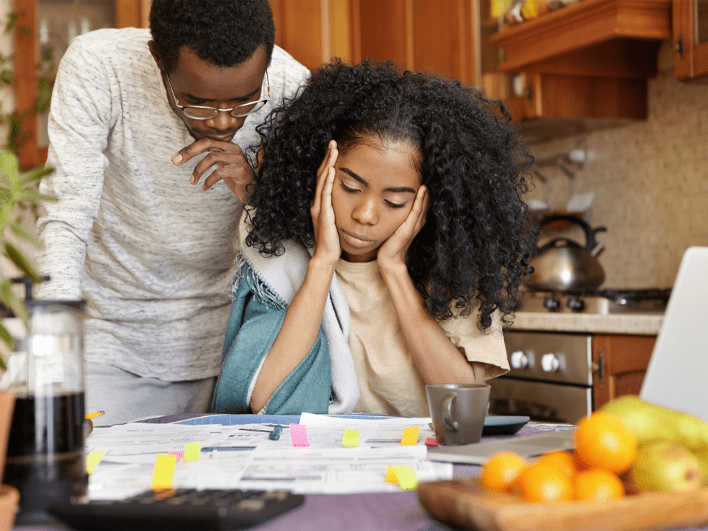 Jeune couple en difficulté financière