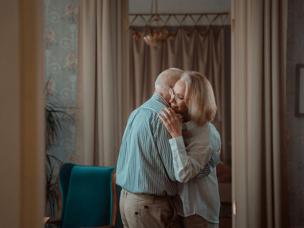 Seniors dans leur maison, serein.
