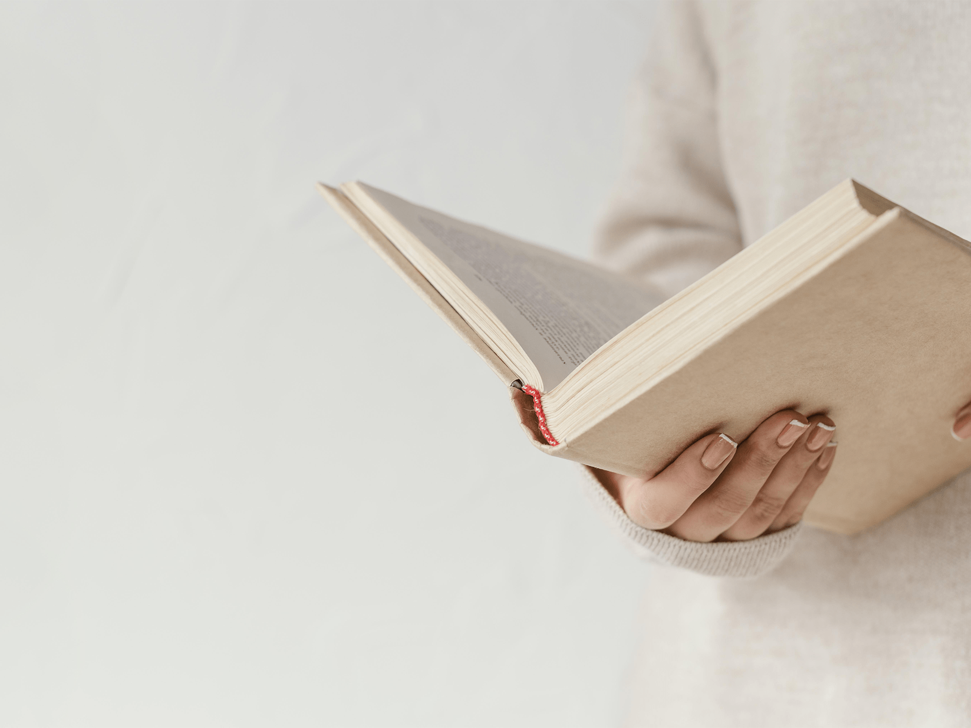 Femme lisant le guide complet sur le rachat de crédits