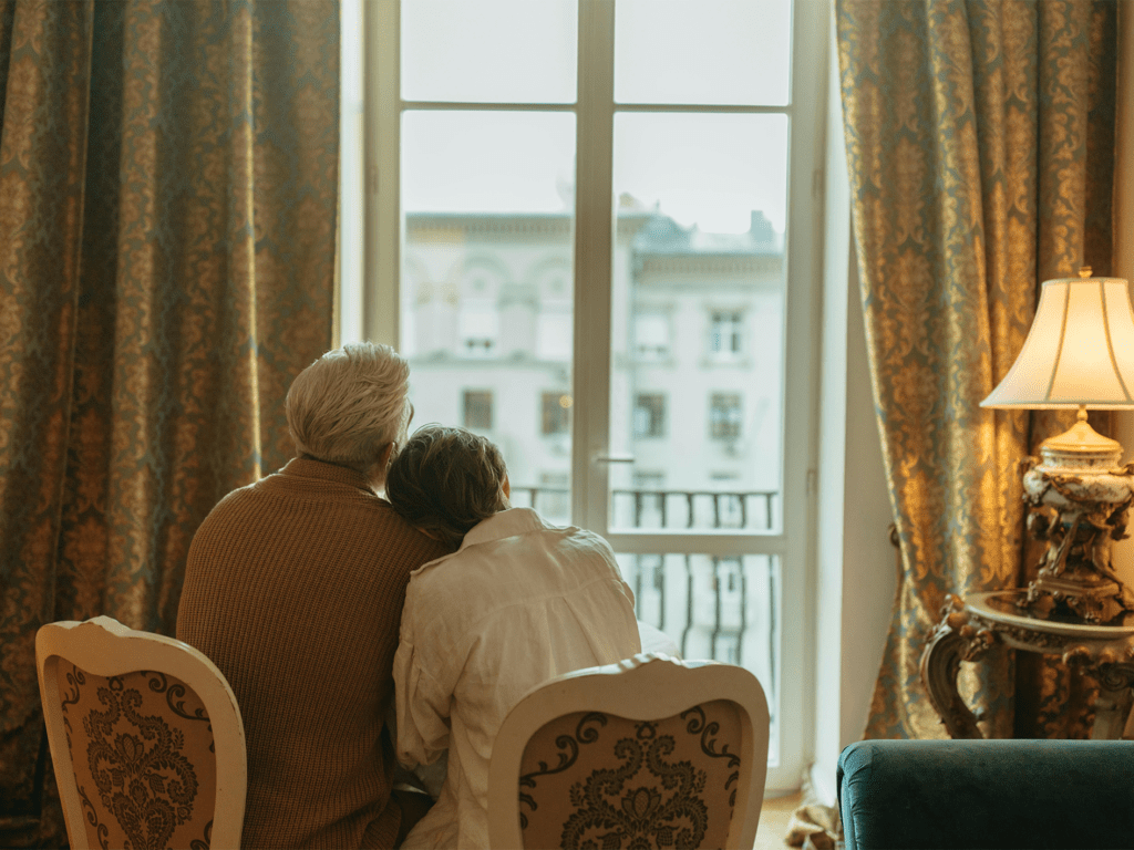 Couple vivant sereinement leurs retraites grâce au viager