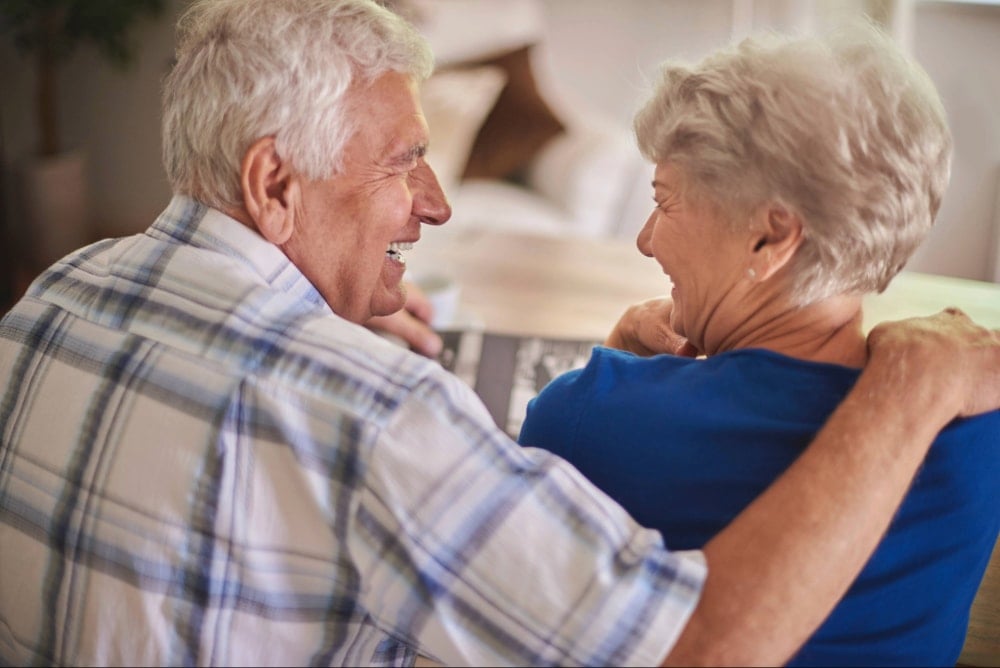 Couple de seniors heureux dans leur maison après avoir financé leur projet